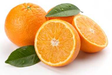 beyaz arkaplanda taze portakal meyvesi