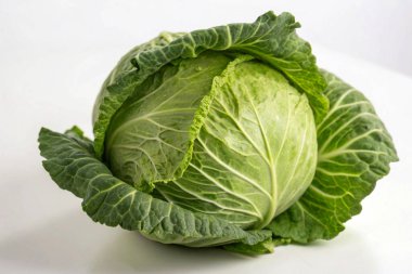 Beyaz arka planda taze yeşil lahana