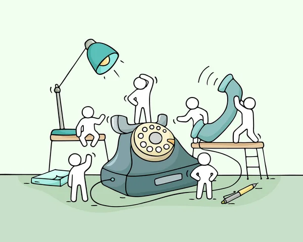 Çizgi film büyük telefonları olan küçük insanlarla çalışıyor. İşçilerin minyatür karalama sahnesi bir arama yapıyor. İş tasarımı için el çizimi çizgi film vektör çizimi.