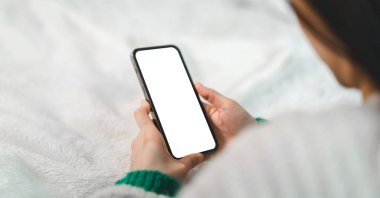 Reklam, taklit, teknoloji, reklamcılık, arama bilgileri, yaratıcı tasarım, sosyal medya, çevrimiçi pazarlama, sohbet, telefon için beyaz ekranlı modern akıllı telefon üzerinde çalışan insanlar 