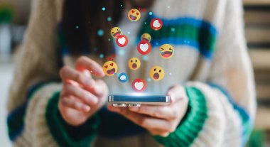 Sosyal medya iletişimi ve dijital çevrimiçi ağ kavramı, insanlar online sosyal medya, çevrimiçi pazarlama, teknoloji, sohbet paylaşımı, telefon ekranından takip eden akıllı telefon kullanımı