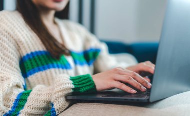 Masaüstü ekranında modern dizüstü bilgisayarla çalışan kadın reklam, model, teknoloji, reklamcılık, arama bilgileri, yaratıcı tasarım, öğrenme, webinar, çalışma, masa başında izleme