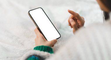 Reklam, taklit, teknoloji, reklamcılık, arama bilgileri, yaratıcı tasarım, sosyal medya, çevrimiçi pazarlama, sohbet, telefon için beyaz ekranlı modern akıllı telefon üzerinde çalışan insanlar 