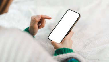 Reklam, taklit, teknoloji, reklamcılık, arama bilgileri, yaratıcı tasarım, sosyal medya, çevrimiçi pazarlama, sohbet, telefon için beyaz ekranlı modern akıllı telefon üzerinde çalışan insanlar 