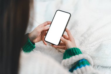 Reklam, taklit, teknoloji, reklamcılık, arama bilgileri, yaratıcı tasarım, sosyal medya, çevrimiçi pazarlama, sohbet, telefon için beyaz ekranlı modern akıllı telefon üzerinde çalışan insanlar 