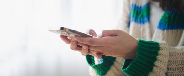 Modern akıllı telefon iletişimi ve dijital çevrimiçi, modelleme, teknoloji, reklamcılık, arama bilgileri, yaratıcı tasarım, sosyal medya, çevrimiçi pazarlama, sohbet, telefon