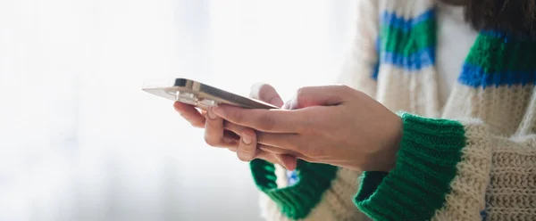 Modern akıllı telefon iletişimi ve dijital çevrimiçi, modelleme, teknoloji, reklamcılık, arama bilgileri, yaratıcı tasarım, sosyal medya, çevrimiçi pazarlama, sohbet, telefon