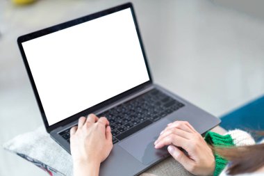 Modern dizüstü bilgisayarla çalışan kadın reklam, model, teknoloji, reklamcılık, arama bilgileri, masadaki yaratıcı tasarım için boş beyaz masaüstü ekran