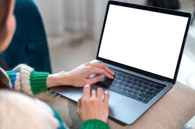 Modern dizüstü bilgisayarla çalışan kadın reklam, model, teknoloji, reklamcılık, arama bilgileri, masadaki yaratıcı tasarım için boş beyaz masaüstü ekran