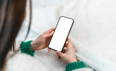 Reklam, taklit, teknoloji, reklamcılık, arama bilgileri, yaratıcı tasarım, sosyal medya, çevrimiçi pazarlama, sohbet, telefon için beyaz ekranlı modern akıllı telefon üzerinde çalışan insanlar