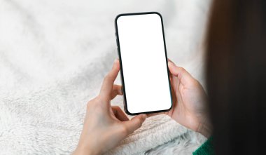 Reklam, taklit, teknoloji, reklamcılık, arama bilgileri, yaratıcı tasarım, sosyal medya, çevrimiçi pazarlama, sohbet, telefon için beyaz ekranlı modern akıllı telefon üzerinde çalışan insanlar