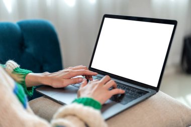 Modern dizüstü bilgisayarla çalışan kadın reklam, model, teknoloji, reklamcılık, arama bilgileri, masadaki yaratıcı tasarım için boş beyaz masaüstü ekran