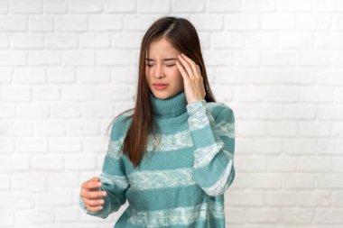 Asyalı kadın başını tutuyor ve dokunuyor baş ağrısı çekiyor baş ağrısı, grip, alzheimer, kanser, beyin, felç, parkinson, hastalık, migren, ensefalit, bunama. Kadın sağlık hizmetleri