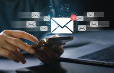 E-posta ikonu, e-posta iletişimi, e-posta pazarlaması, e-posta gönderme, haber mektubu, veri bağlantısı teknolojisi, online çalışan internet ağı ile insan kullanım telefonu