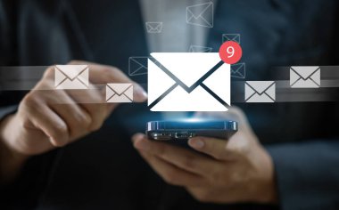 İş adamı e-posta simgesi, e-posta iletişimi, e-posta pazarlama konsepti, e-posta ya da haber mektubu, internet üzerinde çalışan internet ağı, e-posta ve e-posta ile telefon kullanıyor.