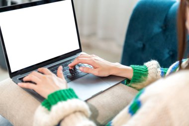 Modern dizüstü bilgisayarla çalışan kadın reklam, model, teknoloji, reklamcılık, arama bilgileri, masadaki yaratıcı tasarım için boş beyaz masaüstü ekran