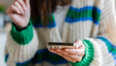 Modern akıllı telefon iletişimi ve dijital çevrimiçi, modelleme, teknoloji, reklamcılık, arama bilgileri, yaratıcı tasarım, sosyal medya, çevrimiçi pazarlama, sohbet, telefon