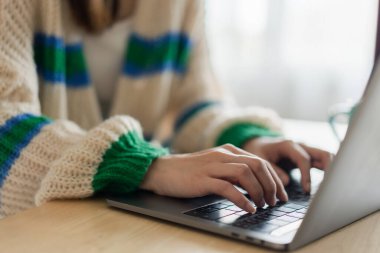 Masaüstü ekranında modern dizüstü bilgisayarla çalışan kadın, çevrimiçi pazarlama, alışveriş, teknoloji, reklamcılık, arama bilgileri, blog, öğrenme, webinar, sosyal medya, çalışma, masa başında izleme