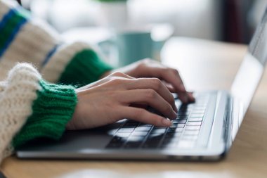 Masaüstü ekranında modern dizüstü bilgisayarla çalışan kadın, çevrimiçi pazarlama, alışveriş, teknoloji, reklamcılık, arama bilgileri, blog, öğrenme, webinar, sosyal medya, çalışma, masa başında izleme