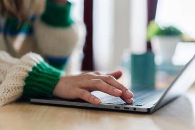 Masaüstü ekranında modern dizüstü bilgisayarla çalışan kadın, çevrimiçi pazarlama, alışveriş, teknoloji, reklamcılık, arama bilgileri, blog, öğrenme, webinar, sosyal medya, çalışma, masa başında izleme