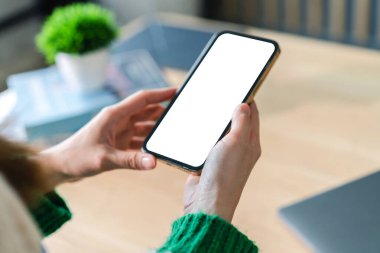 Reklam, taklit, teknoloji, reklamcılık, arama bilgileri, yaratıcı tasarım, sosyal medya, çevrimiçi pazarlama, sohbet, telefon için beyaz ekranlı modern akıllı telefon üzerinde çalışan insanlar