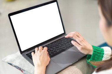 Modern dizüstü bilgisayarla çalışan kadın reklam, model, teknoloji, reklamcılık, arama bilgileri, masadaki yaratıcı tasarım için boş beyaz masaüstü ekran