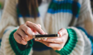 Modern akıllı telefon iletişimi ve dijital çevrimiçi, modelleme, teknoloji, reklamcılık, arama bilgileri, yaratıcı tasarım, sosyal medya, çevrimiçi pazarlama, sohbet, telefon