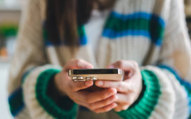 Modern akıllı telefon iletişimi ve dijital çevrimiçi, modelleme, teknoloji, reklamcılık, arama bilgileri, yaratıcı tasarım, sosyal medya, çevrimiçi pazarlama, sohbet, telefon