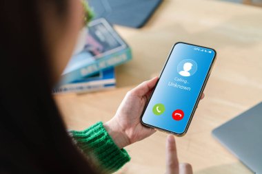 Bilinmeyen numaradan gelen aramalar, spam, telefon şakası, dolandırıcı, sahte kimlik, dolandırıcı, cep telefonu dolandırıcısı, bilgisayar korsanı, çağrı merkezi, suç, arama, dolandırıcılık ya da dolandırıcılık konsepti