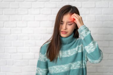 Asyalı kadın başını tutuyor ve dokunuyor baş ağrısı çekiyor baş ağrısı, grip, alzheimer, kanser, beyin, felç, parkinson, hastalık, migren, ensefalit, bunama. Kadın sağlık hizmetleri