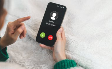 Bilinmeyen numaradan gelen aramalar, spam, telefon şakası, dolandırıcı, sahte kimlik, dolandırıcı, cep telefonu dolandırıcısı, bilgisayar korsanı, çağrı merkezi, suç, arama, dolandırıcılık ya da dolandırıcılık konsepti