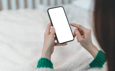 Reklam, taklit, teknoloji, reklamcılık, arama bilgileri, yaratıcı tasarım, sosyal medya, çevrimiçi pazarlama, sohbet, telefon için beyaz ekranlı modern akıllı telefon üzerinde çalışan insanlar