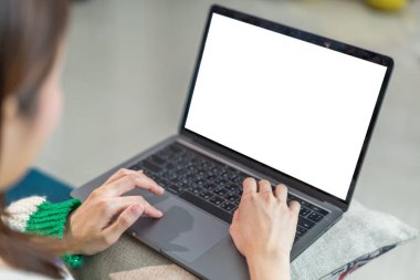 Modern dizüstü bilgisayarla çalışan kadın reklam, model, teknoloji, reklamcılık, arama bilgileri, masadaki yaratıcı tasarım için boş beyaz masaüstü ekran