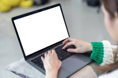 Modern dizüstü bilgisayarla çalışan kadın reklam, model, teknoloji, reklamcılık, arama bilgileri, masadaki yaratıcı tasarım için boş beyaz masaüstü ekran