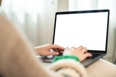 Modern dizüstü bilgisayarla çalışan kadın reklam, model, teknoloji, reklamcılık, arama bilgileri, masadaki yaratıcı tasarım için boş beyaz masaüstü ekran