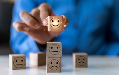 İnsan seçer ahşap duygu gülümsemesi, geri bildirim tatmini anketi, değerlendirme, müşteri memnuniyeti, değerlendirme, geri bildirim, servis mükemmel, kalite, güvence, pozitif, müşteri hizmetleri