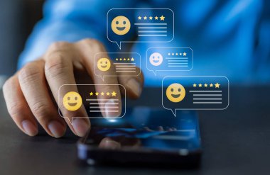 Müşteri hizmetleri ve memnuniyet konsepti, beş yıldız, müşteri, telefon ekranına dokunan iş adamları gülen surat ikonu, kalite güvencesi, hizmette tatmin edici. reyting çok etkileyici.