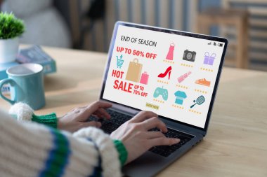 Sezon sonu için insan kullanım dizüstü bilgisayarı online alışveriş, alışveriş zamanı, indirim, satış, alım, alım, dijital pazarlama, sipariş ürünü, E-ticaret, promosyon, çevrimiçi alışveriş kavramı