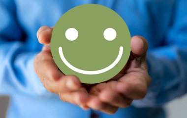 Elinizde kağıt kesiği sembolü gülümseme, mutluluk, rahatlama, memnuniyet anketi, müşteri hizmetleri, olumlu, iyi, sağlık, sağlık çocuğu, hastane, dünya akıl sağlığı günü konsepti