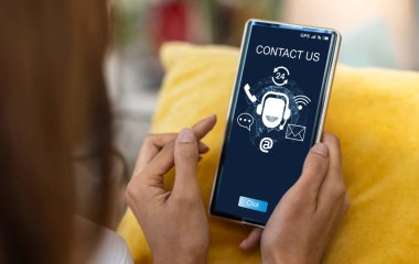 Ekranda çağrı merkezi bulunan insan kullanımı akıllı telefonu bizimle, e- posta, adres, operatör, müşteri, tedarikçi, telefon hizmetleri acentesi, müşteri destek hattıyla irtibata geçin.