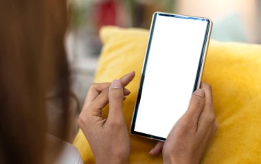 Reklam, taklit, teknoloji, reklamcılık, arama bilgileri, yaratıcı tasarım, sosyal medya, çevrimiçi pazarlama, sohbet, telefon için beyaz ekranlı modern akıllı telefon üzerinde çalışan insanlar