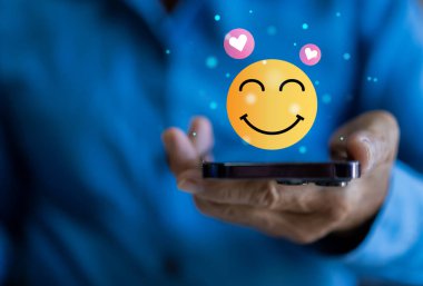 Sembolik gülüşlü akıllı telefon, mutlu, rahat, memnuniyet anketi, müşteri hizmetleri, olumlu, iyi, sağlıklı çocuk, hastane, dünya akıl sağlığı günü konsepti