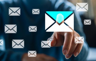 İnsanlar e-posta simgesi, e-posta iletişimi, e-posta pazarlama konsepti, haber mektubu, e-posta elektronik iletisi, online çalışan internet ağı gibi e- posta ve sörf sitelerine dokunuyor