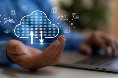 İnsan eliyle tutulan bulut teknolojisi transferi, veri depolama, ağ, internet, sunucu hizmetleri, çevrimiçi, büyük veri indirme ve yükleme sistemi, yedek servis kavramı