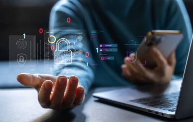 Verileri korumak için siber güvenlik ve gizlilik kavramı, iş adamları kişisel verileri, sanal ekran arayüzlerini, akıllı telefonu, kilit ve internet ağ güvenliği teknolojisini, siber güvenliği