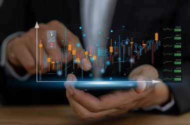 Tüccarın başarılı olması için telefon alım-satım borsası grafik parası, küresel ekonomi, tüccar yatırımcı, blok zinciri borsa kripto para grafiği satışı ve fiyat grafiğiyle satın alma grafiği