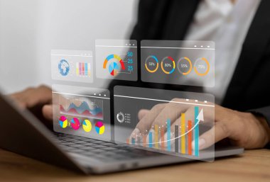 İş analizleri, gösterge panelli karmaşık veriler, mali istatistikleri analiz eden çoklu görev uzmanı verileri, piyasa araştırmaları ve dijital pazarlama ölçümleri, KPI, ROI, büyük veri, finansal planlama 