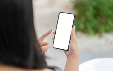 Reklam, taklit, teknoloji, reklamcılık, arama bilgileri, yaratıcı tasarım, sosyal medya, çevrimiçi pazarlama, sohbet, telefon için beyaz ekranlı modern akıllı telefon üzerinde çalışan insanlar