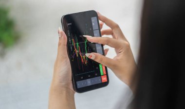 İşlemcilerin başarılı olması için telefon ve dizüstü bilgisayar ticareti borsa grafiği, blok zinciri borsa kripto para grafiği, iş finans fonları ve fiyat grafiği grafiği ile satış ve satın alma