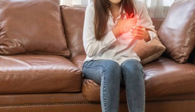 Kırmızı kalp organları, kardiyogram, sağlık ve sağlık, kalp krizi, dünya kalp krizi, kardiyovasküler hastalıklar, doktor, tedavi. Sigorta ve hastane konsepti